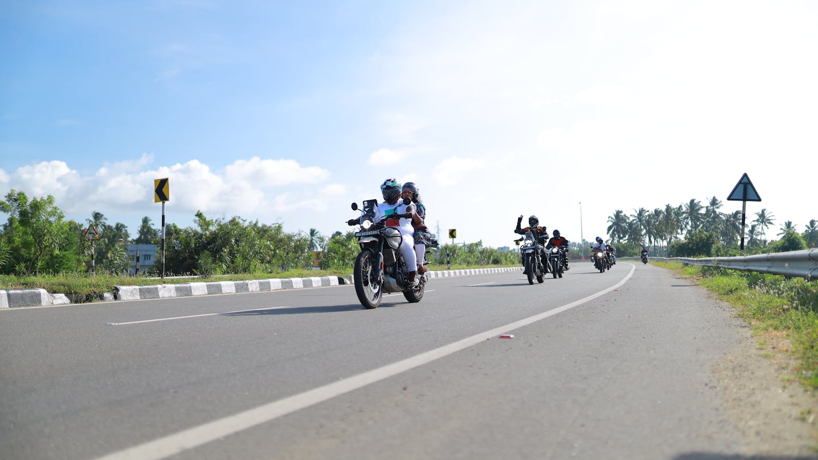 開けた道を集団で走るバイカーたち。ハーネスをめぐる派閥の棲み分けを示すメタファー